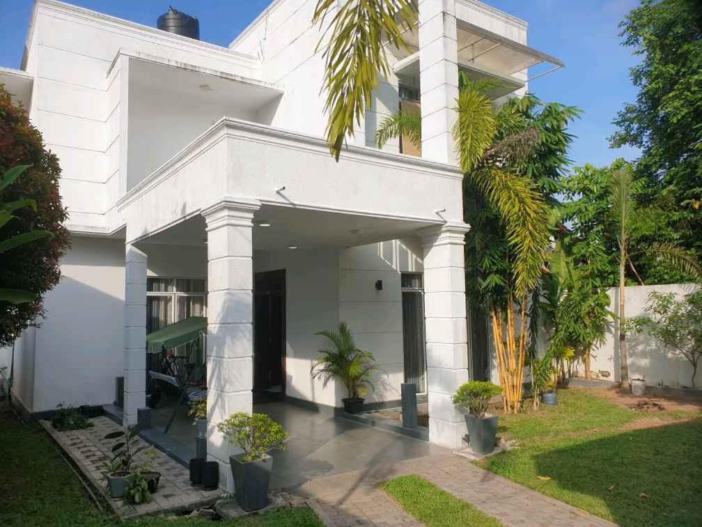 Vidushi Home Minuwangoda Exteriör bild